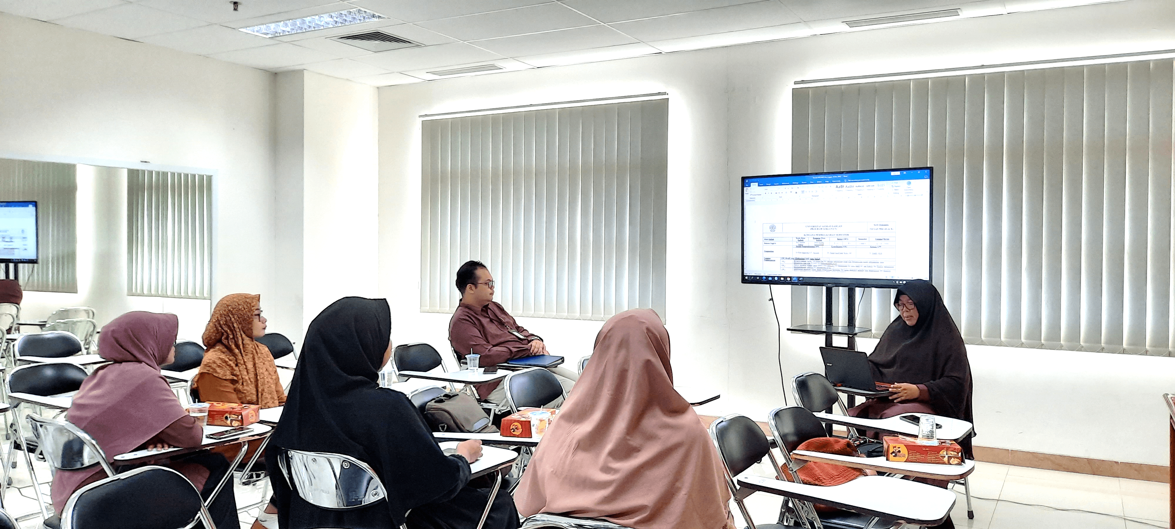 (Penyampaian Materi oleh Pembicara)
